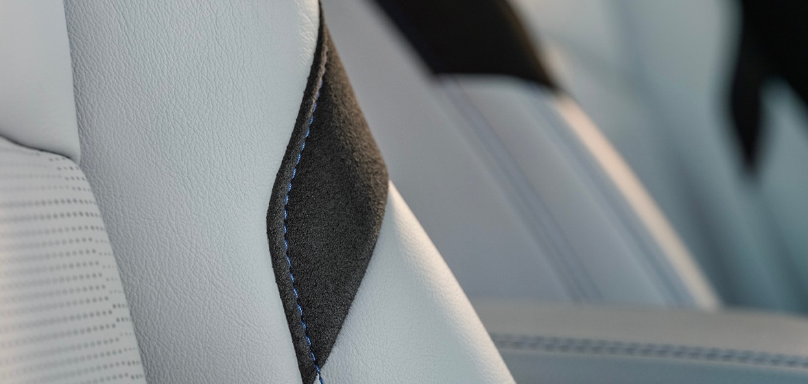 Diseño exclusivo en los asientos de tu Cadillac XT4 2025