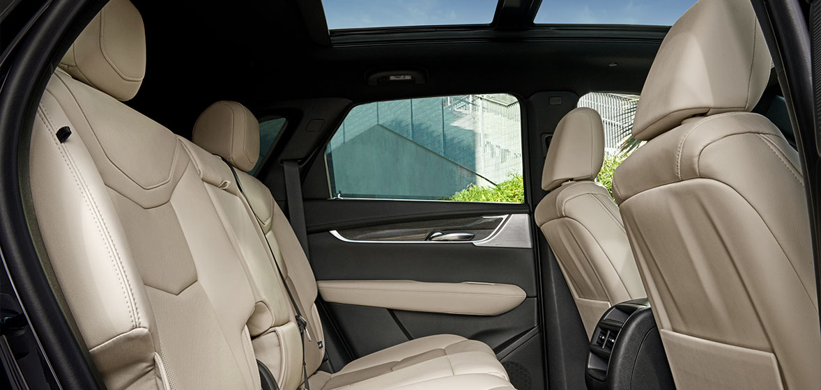 Tu camioneta grande de lujo, Cadillac Escalade-V 2024, viene equipada con quemacocos panorámico con control de inclinación