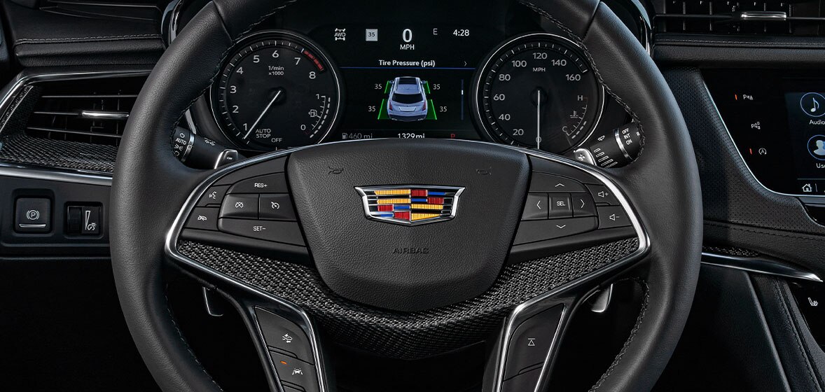 Cadillac Escalade-V 2024, camioneta grande de lujo con iluminación ambiental