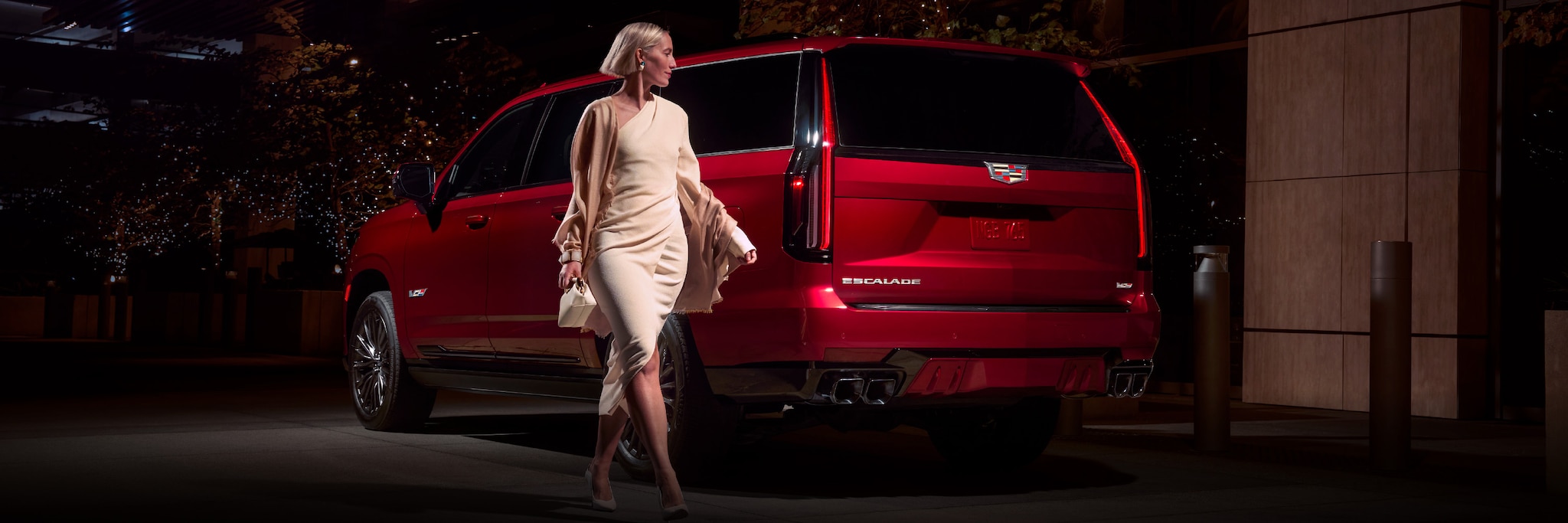 Contempla el icónico diseño exterior de Cadillac Escalade-V 2026, camioneta grande de lujo con una silueta sofisticada y poderosa