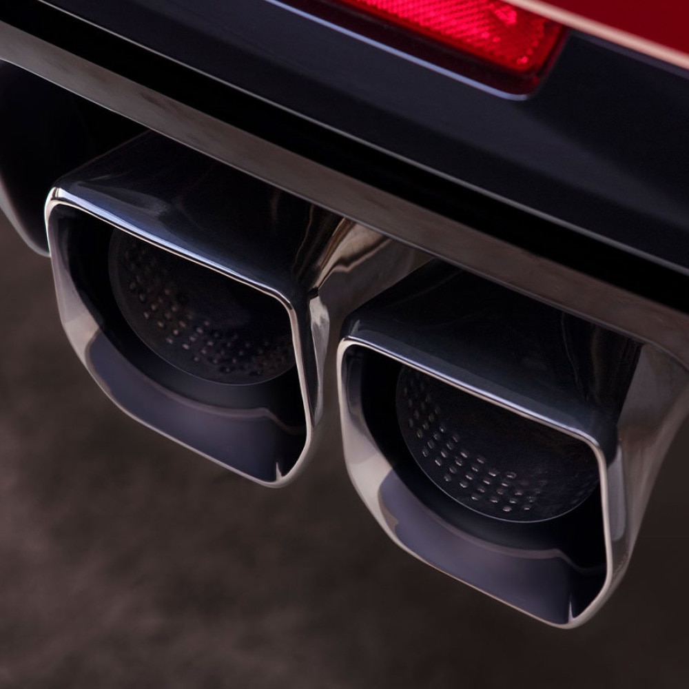 Doble escape de Cadillac Escalade-V 2026, camioneta grande de lujo