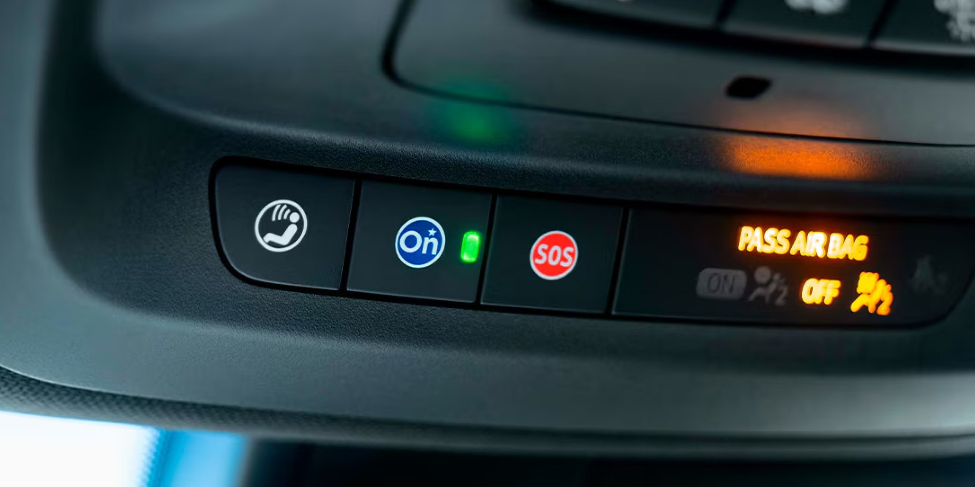 Sistema de asistencia OnStar integrado en Cadillac Escalade 2026, camioneta grande de lujo