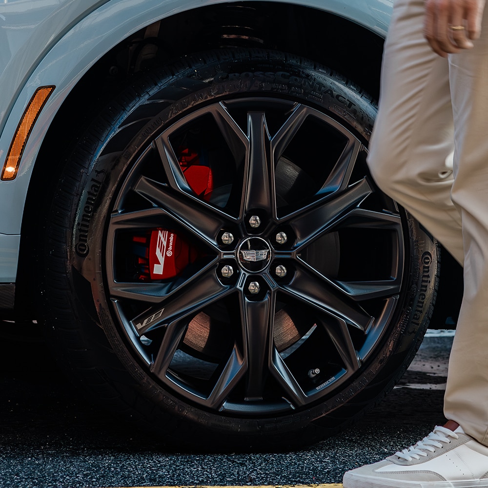 Frenos con calipers fijos de seis pistones para mayor potencia de frenado, Cadillac OPTIQ-V.