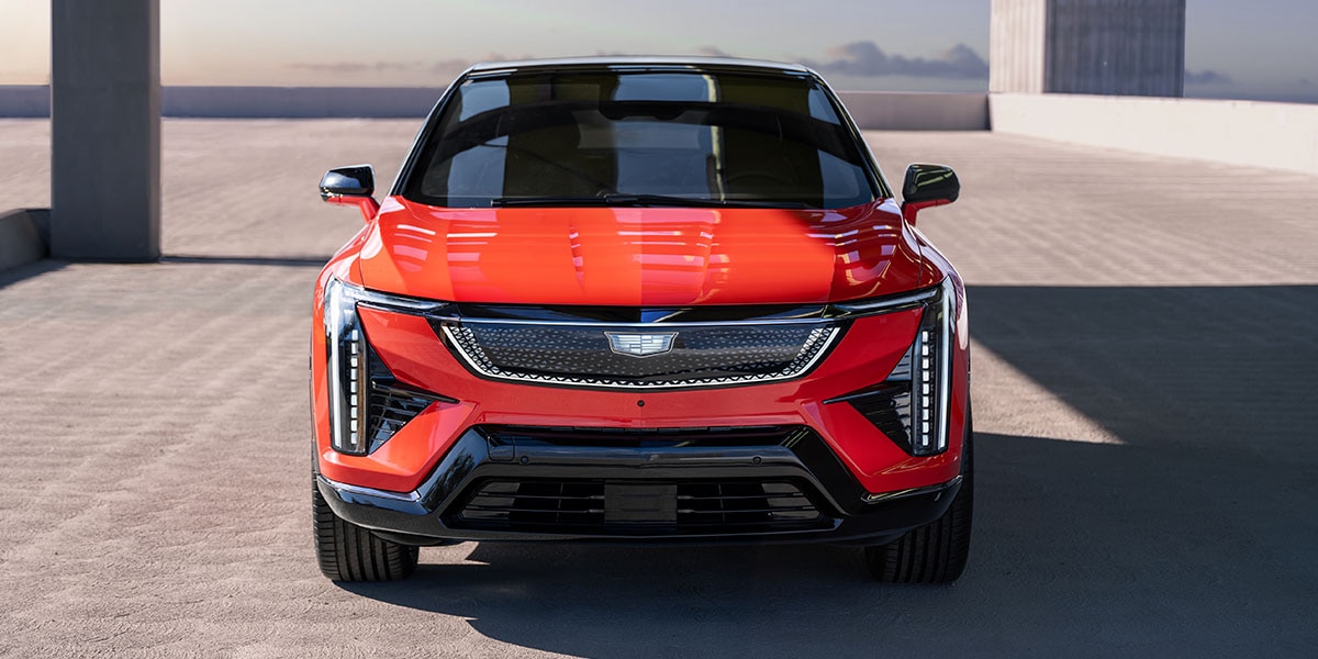 Cadillac OPTIQ 2027 en vista frontal sobre una plaza