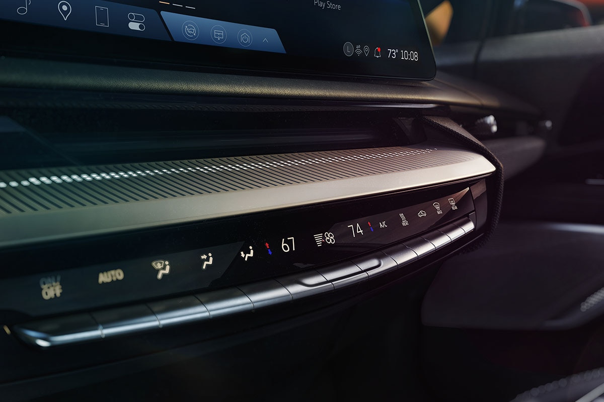 Cadillac OPTIQ 2027 con controles de climatización en el tablero