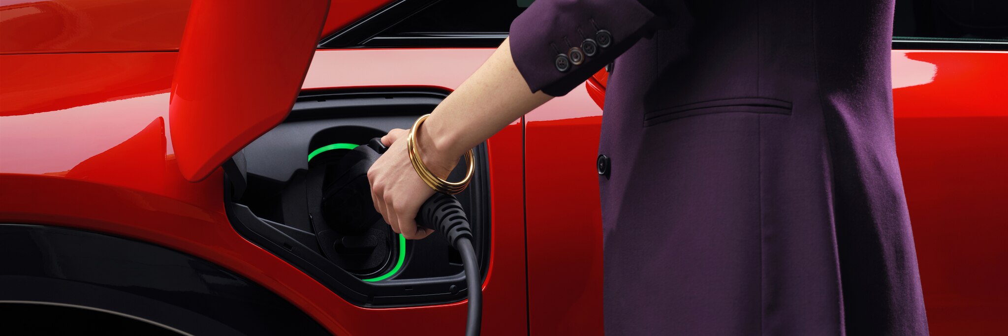 Cadillac OPTIQ 2027 conectado a un cargador eléctrico