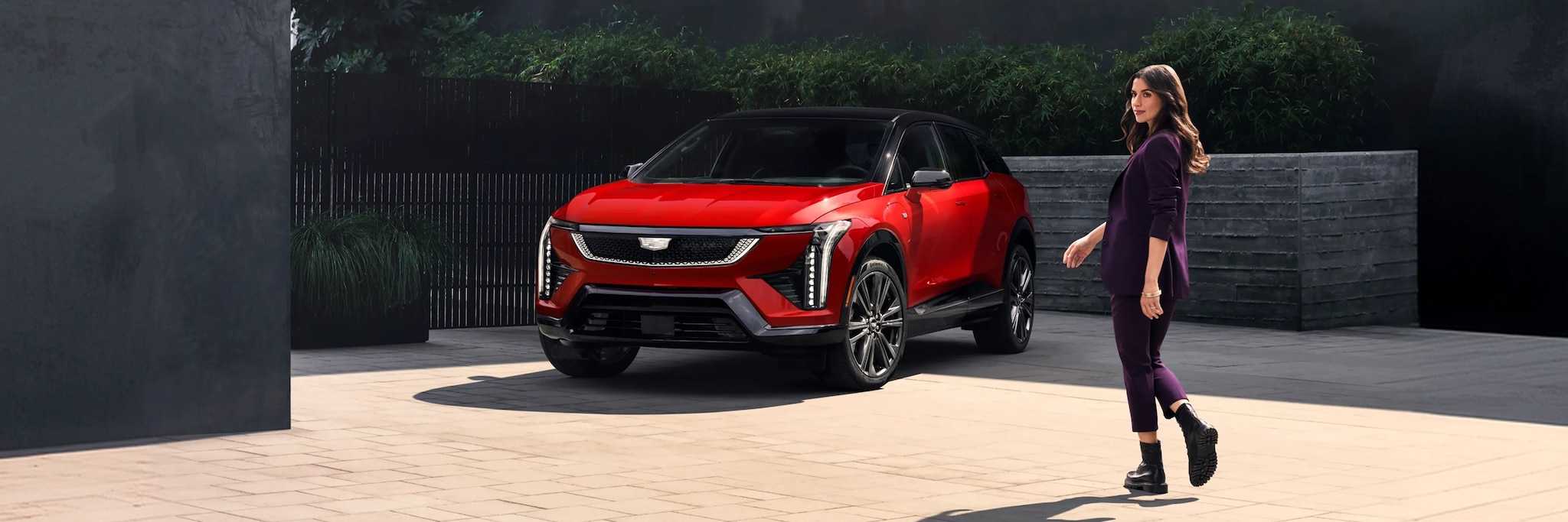 Cadillac OPTIQ 2027 en color Radiant Red con diseño exterior deportivo