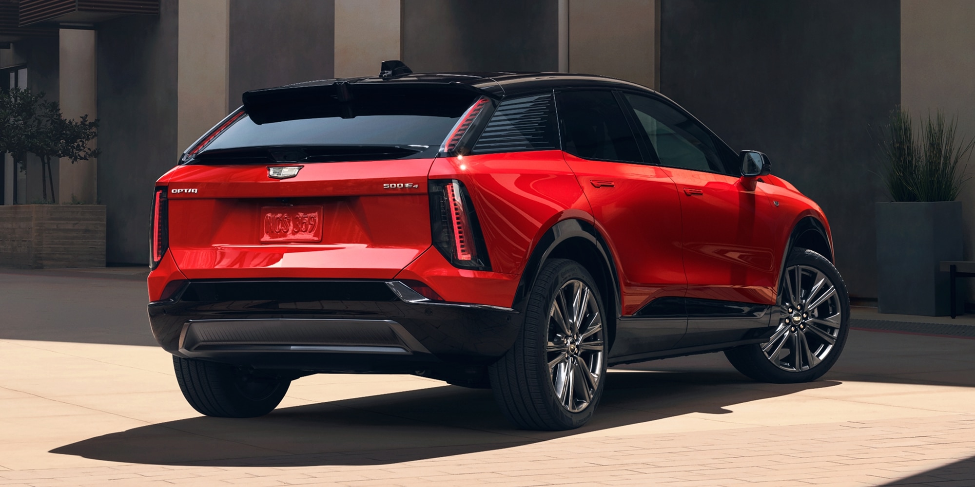 Cadillac OPTIQ 2027 en vista trasera de tres cuartos