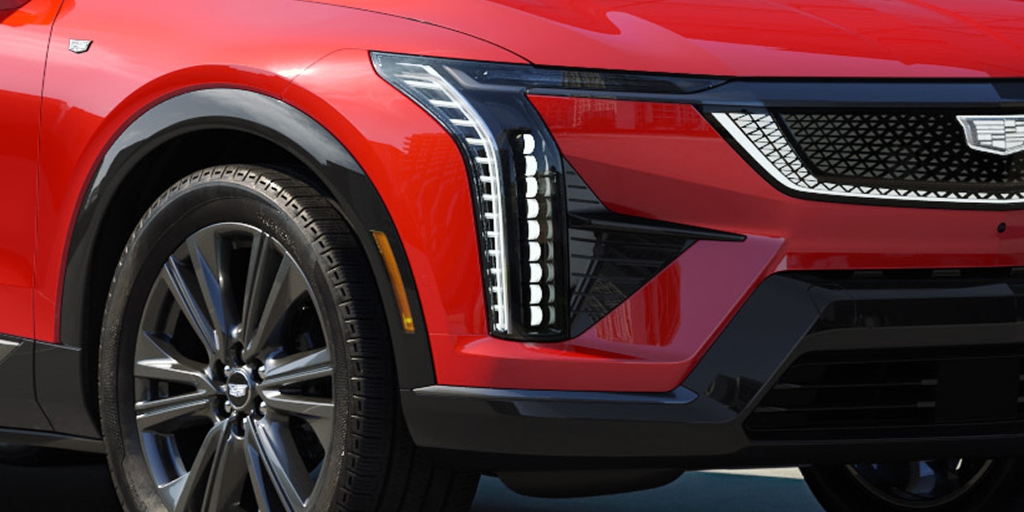 Cadillac OPTIQ 2027 con faros y luces verticales LED