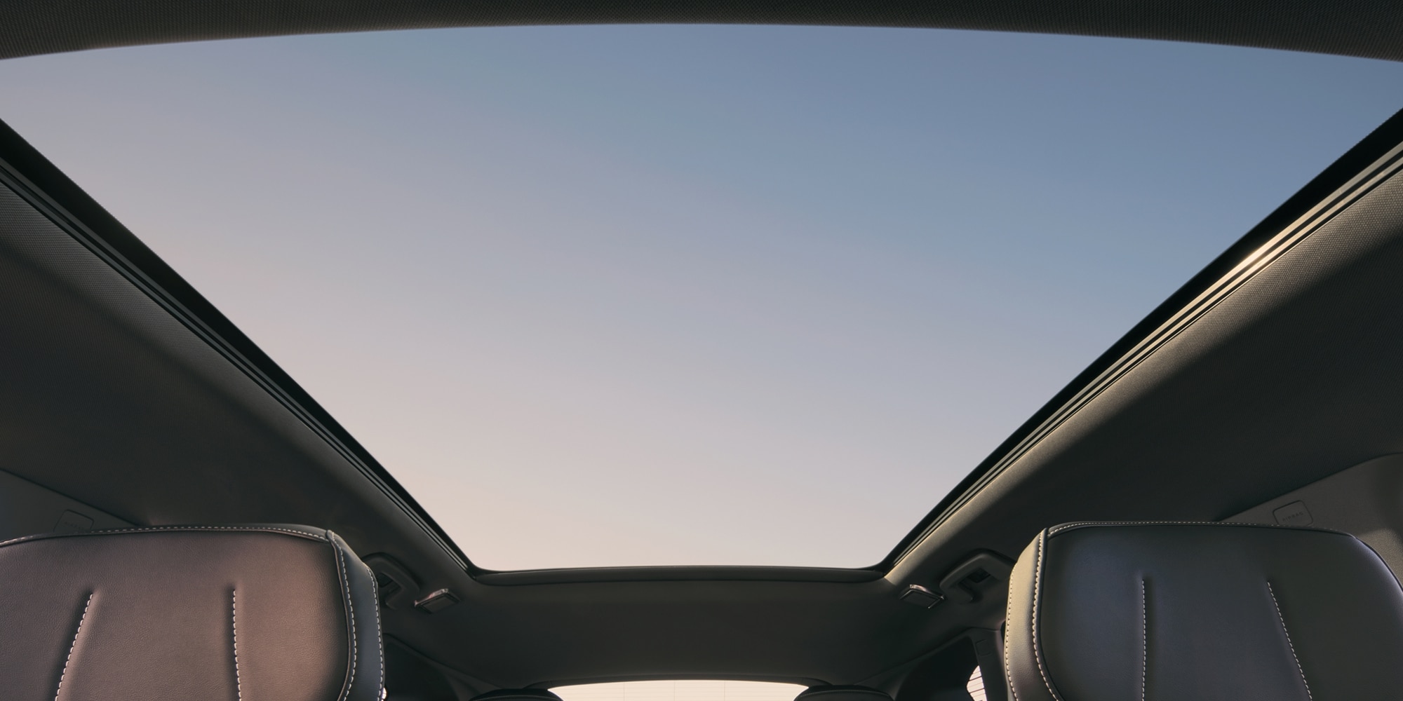 Cadillac OPTIQ 2027 con techo panorámico de vidrio e iluminación exterior LED coreografiada