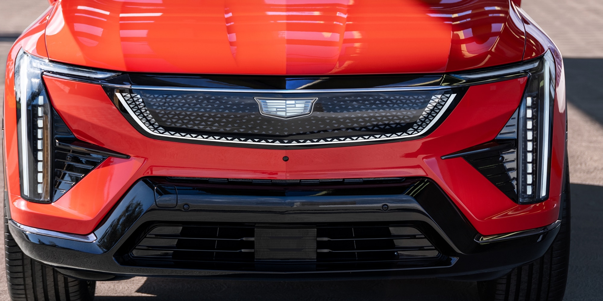 Cadillac OPTIQ 2027 con techo panorámico de vidrio e iluminación exterior LED coreografiada