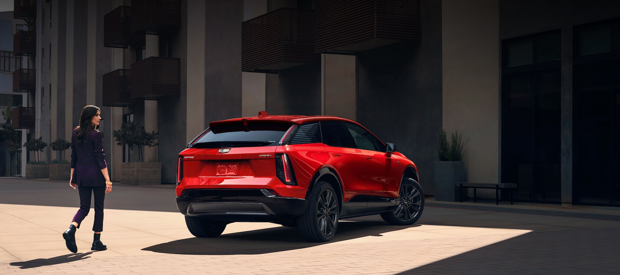Cadillac OPTIQ 2027 en vista frontal de tres cuartos sobre una plaza. Cotiza en línea