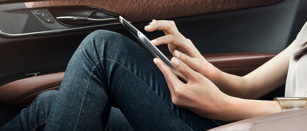 Pasajero al interior de un Cadillac conectado al hotspot de Wi-Fi 4g LTE con hasta 15 metros de distancia de conexión