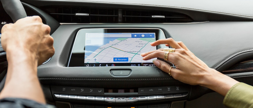 Navegación paso a paso incorporada en los vehículos Cadillac, te proporciona instrucciones para llegar a tu destino
