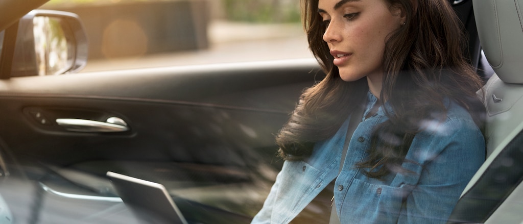 El sistema Siri Eyes Free se encuentra disponible para usuarios de iPhone y lo pueden configurar en su vehículo Cadillac
