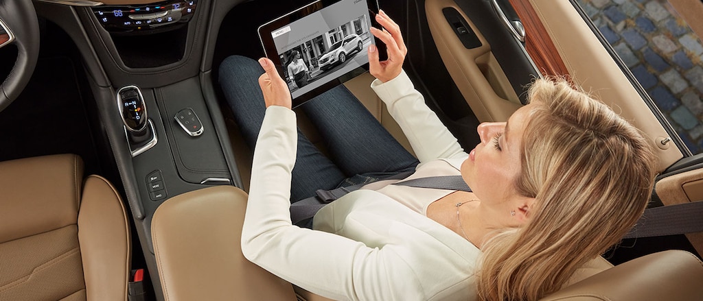 En 3 sencillos pasos accede a My Cadillac App y lleva a cabo diferentes tareas de tu vehículo, desde diagnósticos, hasta comandos remotos.